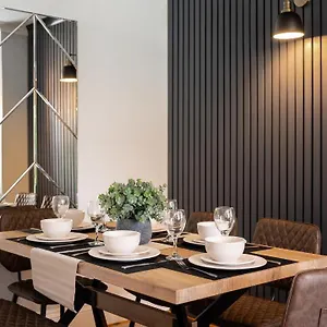 https://beautiful-luxury-5-star-solihull-house-sleeps-9-close.hotelsin-nottingham.com