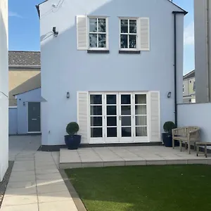 https://villa-the-coach-house-cheltenham.cardiffhotelswales.com