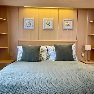 https://severnside-boat-and-caravan-park-gloucestershire.cardiffhotelswales.com