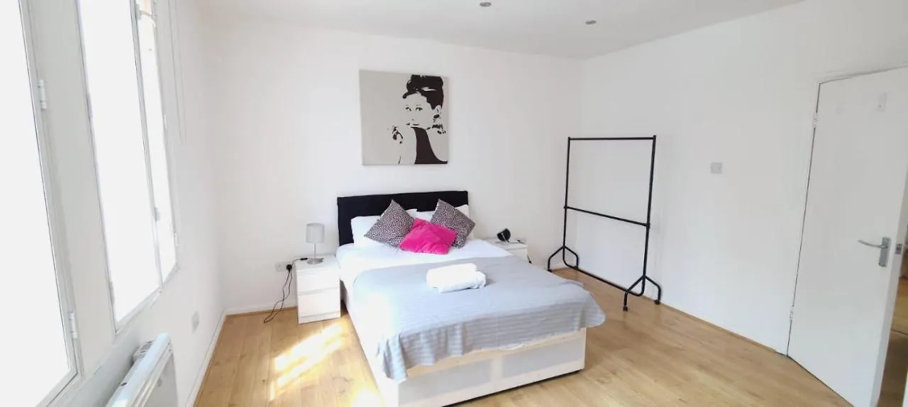 Spacious 3 Bed Flat Near Liverpool Street, Spitalfields London Apartment