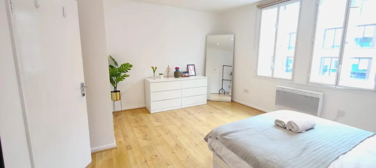 Spacious 3 Bed Flat Near Liverpool Street, Spitalfields London